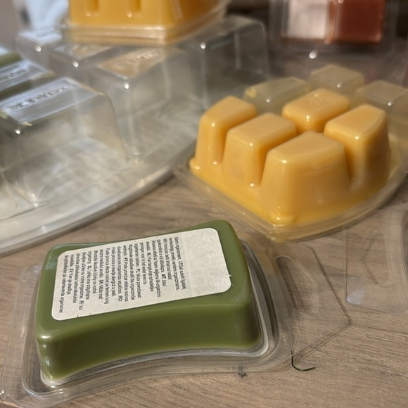 LOT OF 14 PRE OWNED, PARTIAL AND NEW WAX WARMER BARS-SOME ARE SCENTSY - Picture 11 of 16